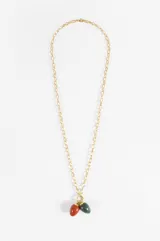 Collar de cadena de eslabones dorados con dos dijes en forma de gota, uno rojo y otro verde.