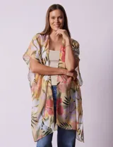 Kimono Barrington de modal con estampado de flores en tonos amarillos, naranjas, rosas y verdes.