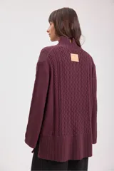 Sweater de punto color borgoña con cuello alto y diseño trenzado.