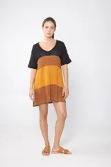 Vestido corto tejido con escote en V y tajos laterales, con rayas horizontales en colores negro, mostaza y marrón.