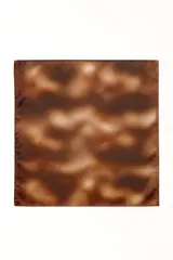 Pañuelo cuadrado grande de satén con estampado abstracto en tonos marrones.
