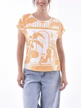 Remera blanca con estampado de paisaje en tonos azules.