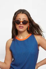 Vestido corto azul con rayas verticales naranjas y cuello redondo naranja.