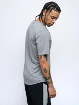 Remera deportiva negra de poliéster con logo de Umbro estampado en blanco en el pecho.