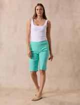 Bermuda color beige en gabardina elastizada, con pretina ancha elastizada, bolsillos simulados en la parte delantera y bolsillos aplicados en la parte trasera.