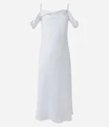 Vestido midi de satén color blanco, con breteles finos regulables y escote recto con detalle drapeado.