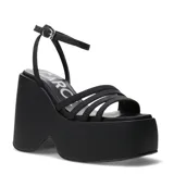 Sandalia de plataforma negra, con tiras y diseño abierto en la parte delantera.