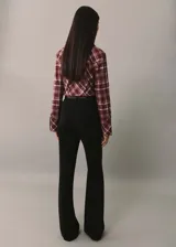 Camisa de manga larga con estampado de cuadros en tonos borgoña, blanco y gris. Tiene cuello camisero, cierre frontal con botones a presión y corte recto.