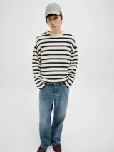 Buzo de manga larga con fit oversize cropped y cuello redondo. Mangas set-in para un mejor ajuste y comodidad. Confeccionado en tejido de rizo sin cepillar con superficie lisa y bucles internos.