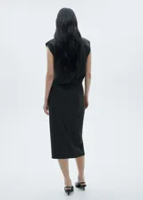 Falda midi gris oscuro de tejido de punto con cinturón negro y hebilla metálica.