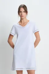 Camisón blanco de algodón con escote en V y mangas cortas, con detalle de puntilla calada en el escote, mangas y ruedo.