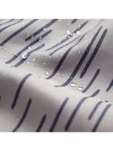 Short de baño gris con estampado de líneas verticales negras.