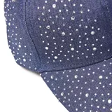Gorra de béisbol azul con apliques brillantes.