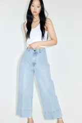 Jean celeste de denim de algodón con corte wide leg, tiro alto, largo cropped y bolsillos de parche traseros.