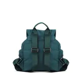 Mochila verde militar de nylon con tapa y broche metálico. Tiene apertura superior con cierre marinero, bolsillos internos, bolsillo con cierre metálico al frente y laterales. Incluye asas rígidas de mano y correas regulables para colgar en la espalda.