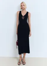 Vestido midi negro de punto, con escote en V y detalle de lazo en el centro del busto.