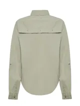 Camisa de manga larga color gris claro, con cuello camisero, cierre frontal con botones y dos bolsillos con solapa en el pecho. Confeccionada en algodón orgánico con protección solar UPF 50+.