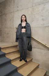 Campera de jean gris oscuro con bolsillos frontales y cierre con botones.