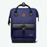 Mochila Cabaia Adventurer Dusseldorf color violeta con detalles en negro. Tiene sistema MOLLE, compartimento acolchado para tablet o PC, correa para sujetar a la maleta y tirantes acolchados antitranspirantes.