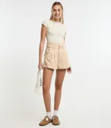 Blusa blanca de poliamida con cuello redondo y mangas cortas.