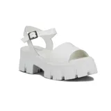 Sandalia de charol blanco con plataforma y tiras ajustables al tobillo.