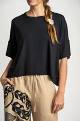 Remera blanca de viscosa con calce holgado.