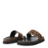 Sandalias negras con estampado animal print, con plataforma plana y tira para el dedo pulgar con detalle metálico plateado.
