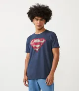Remera azul de manga corta con cuello redondo y estampado del logo de Superman en el pecho.