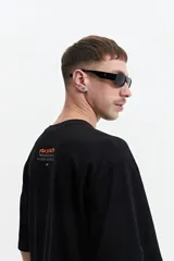 Remera negra de manga corta con corte oversize y estampado en la espalda con la frase "Free Spirits Freedom & Waves All Day / Every Day".