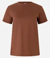Remera celeste de media malla con cuello redondo y mangas cortas dobladas.