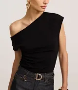 Blusa de crepé color blanco, con escote asimétrico, manga corta y drapeado lateral.