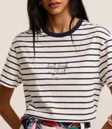 Blusa de mangas cortas con cuello redondo y rayas horizontales. Presenta un bordado con la frase "don't break my heart" y un corazón.