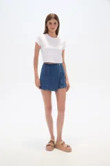Short de jean azul con corte evasé y diseño cruzado.