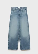 Pantalón de jean celeste de tiro alto, corte balloon, con cinco bolsillos, trabillas y cierre frontal con cremallera y botón.