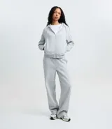 Saco negro de algodón con felpa, con capucha ajustable mediante cordón, mangas largas, cierre delantero de cremallera y bolsillos funcionales.