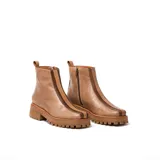 Botas cortas color marrón de cuero vacuno con suela track negra de goma. Presentan cierre lateral con cremallera YKK y puntera cuadrada.