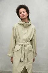 Chaqueta color beige con capucha ajustable y cinturón.