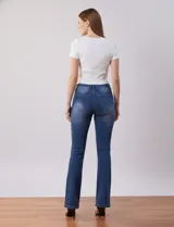 Jean bootcut de tiro alto, pierna recta y terminación bootcut. Pretina con pasadores, botón y cierre. Delantera y trasera con bolsillos.
