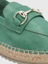 Alpargatas verdes de cuero con adorno metálico dorado y suela de yute.