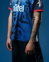 Short de portero de fútbol azul claro, con escudo del Club Nacional de Football bordado en la pierna izquierda y logo Umbro en la derecha.