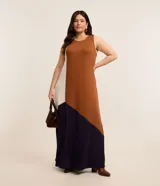 Vestido largo sin mangas, con bloques de color marrón, blanco y azul marino.