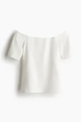 Top blanco de punto pesado, con escote off-the-shoulder y mangas cortas.