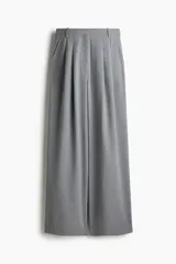 Pantalón de vestir gris de corte ancho y tiro alto, con pinzas delanteras, bolsillos laterales y presillas para cinturón.