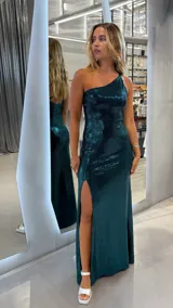 Vestido largo de fiesta color verde oscuro con lentejuelas, diseño de un solo hombro y silueta ajustada.