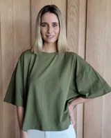 Remerón verde militar de algodón, corte holgado y mangas cortas.