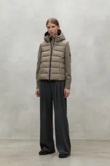 Chaqueta de poliéster reciclado color gris, con capucha, cierre con cremallera y mangas de punto.