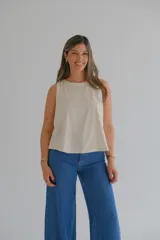 Musculosa beige claro de lurex, con corte recto y breteles finos.