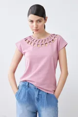 Remera color rosado con cuello redondo y diseño calado.