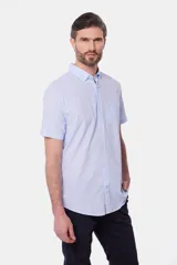 Camisa celeste de lino y algodón, de manga corta, con cuello abotonado y bolsillo en el pecho.