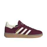 Championes Adidas Handball Spezial color bordó con las tres tiras blancas y suela color caramelo.